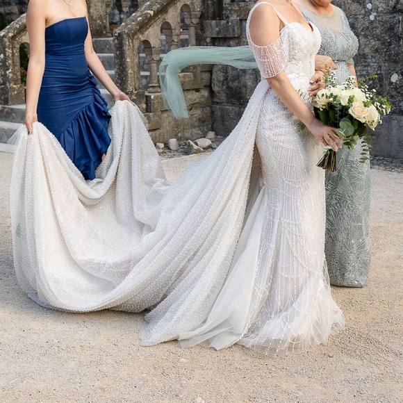 One-of-a-Kind Wona Atelier Wedding Dress - Picture 6 of 17